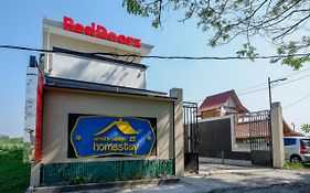 RedDoorz near Padang Golf Adisucipto